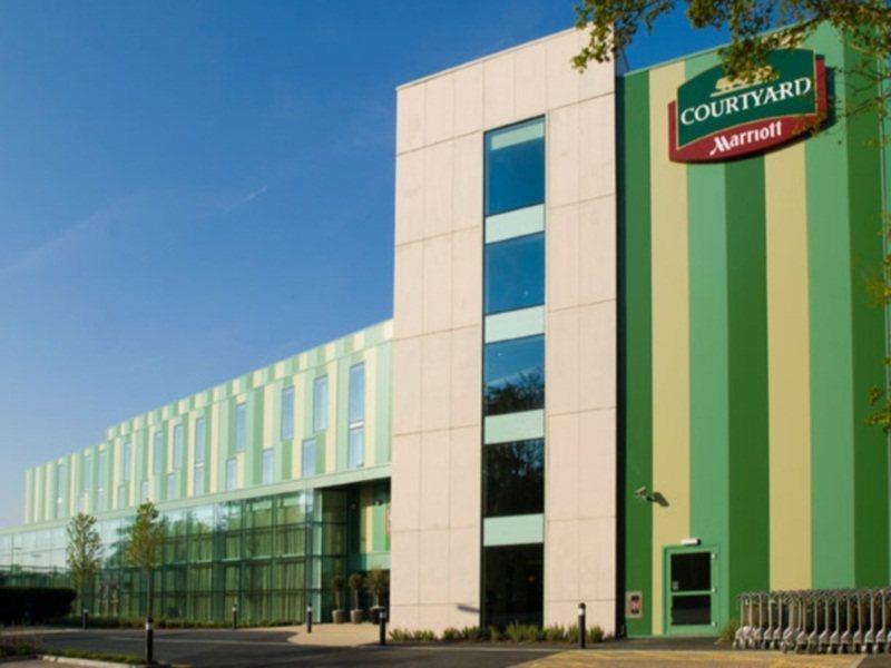 Courtyard By Marriott London Gatwick Airport Hotel Crawley  Exterior photo